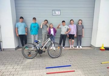 Uczniowie klasy 4 zdali egzamin na kartę rowerową