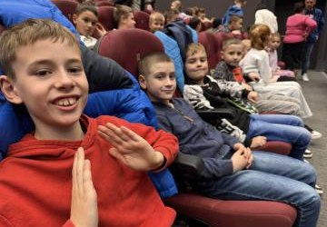 Uczniowie klas młodszych pozdrawiają z Limanowskiego Domu Kultury