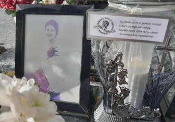 „Nie umiera ten, kto trwa w pamięci żywych.”