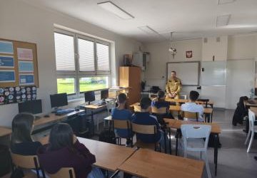 Spotkanie ze strażakiem- lekcja edukacji dla bezpieczeństwa w klasie ósmej