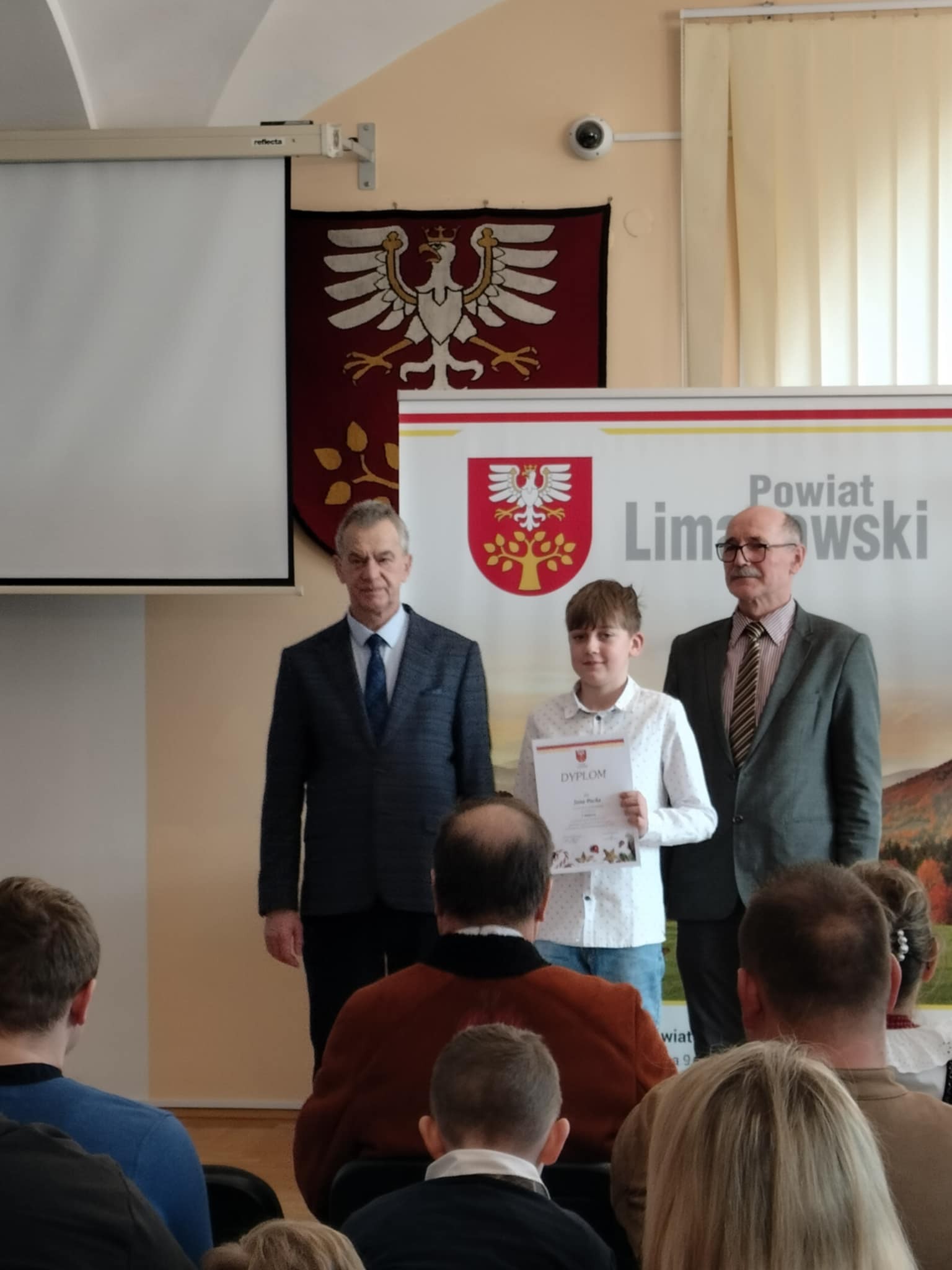 Jan Pach z kl 5 odebrał dyplom i nagrodę za zajęcie I miejsca w Powiatowym Konkursie na Ekologiczny Stroik Bożonarodzeniowy.