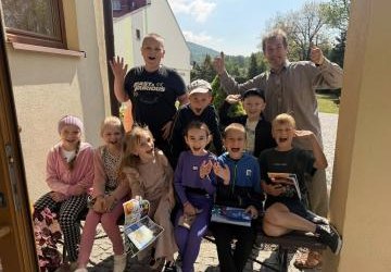 Spotkanie  klasy 2 z pisarką Ewą Stadtmüller i rysownikiem Łukaszem Zabdyrem w Gminnej Bibliotece Publicznej w Tymbarku.